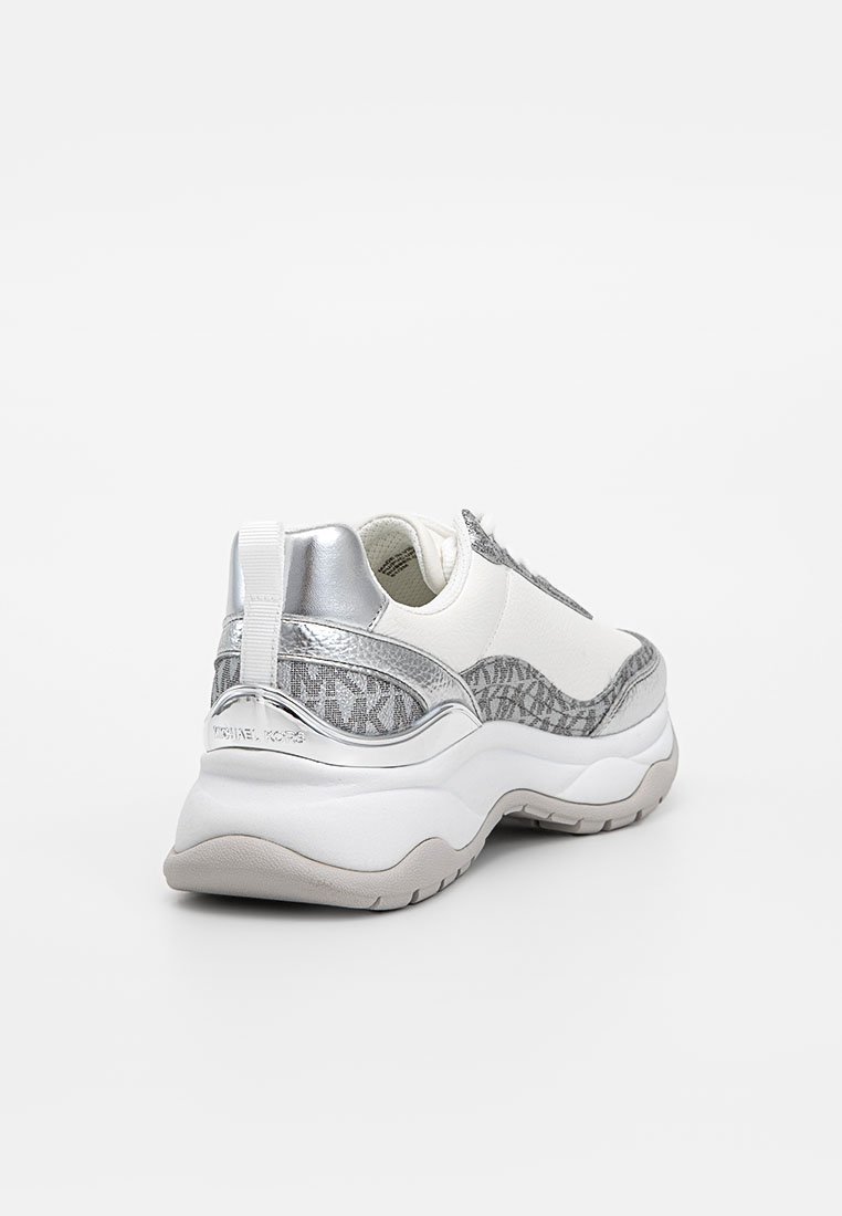 Sneaker bianco con dettagli argento e texture grigia. Presenta una suola ammortizzata, tomaia in tessuto e logo sulla linguetta del tallone.