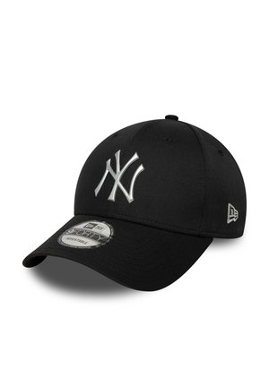 Cappellino da baseball nero con visiera curva, decorato con un logo NY argentato in rilievo sul davanti e un dettaglio grigio sul lato. Vestibilità regolabile.
