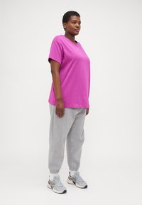 Nike Sportswear TEE - Jednoduché tričko - hot fuchsia/white