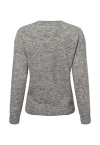 Grå genser har en myk strikket tekstur, rund hals, lange ermer samt ribbestrikkede mansjetter og nederkant. Bakdelen er glatt uten tilleggdetaljer.