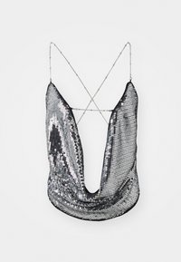 Top in paillettes argento con scollatura a V profonda e spalline incrociate; presenta una superficie lucida e riflettente e un design in tessuto drappeggiato.