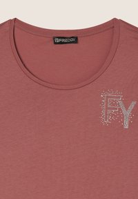 Camiseta de manga corta color burdeos, hecha de una tela suave, con un escote redondo y un diseño decorativo "FY" con strass en la parte frontal.