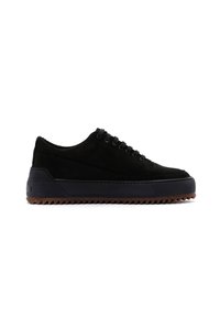 Zapatilla negra de caña baja con suela gruesa texturada marrón, parte delantera con cordones y parte superior de ante suave, mostrada en perfil lateral.