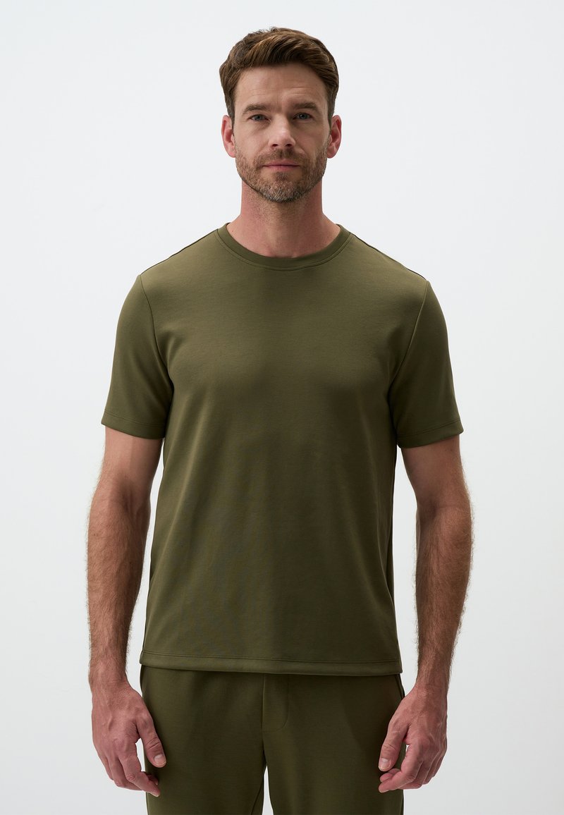 T-shirt a maniche corte di colore verde oliva con scollo rotondo, realizzato in un tessuto morbido, presenta un design aderente con cuciture lisce e orlo dritto.
