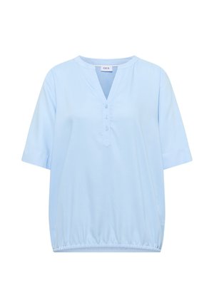 Blouse bleu clair à manches courtes avec trois boutons devant, encolure ronde avec découpe en V et ourlet élastiqué froncé.