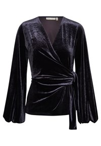 Samettimainen kietoutuva paita syvän laivastonsinisenä, jossa on pitkät puffihihat ja solmukuvio vyötäröllä, sekä sileä ja pehmeä pinta.