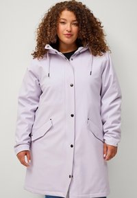 Cappotto impermeabile viola con cappuccio, bottoni a pressione neri e tasche frontali, dalla texture liscia e dal taglio lungo fino al ginocchio.