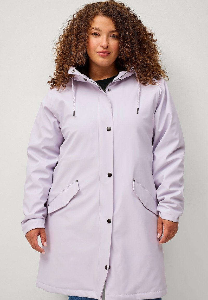 Cappotto impermeabile viola con cappuccio, bottoni a pressione neri e tasche frontali, dalla texture liscia e dal taglio lungo fino al ginocchio.