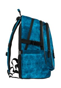 Zaino blu tie-dye con molteplici scomparti con zip, tasca laterale in rete e dettagli neri. Spallacci imbottiti e regolabili per un maggiore comfort.