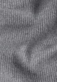 Tissu gris à côtes avec une texture douce, présentant des rayures verticales marquées. Le matériau semble épais et chaud, adapté aux vêtements ou au rembourrage.