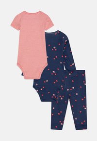 Súprava oblečenia pre bábätko v troch kusoch: červený pruhovaný body, tmavo modré body s dlhým rukávom a malými vzormi jahôd a zodpovedajúce nohavice.