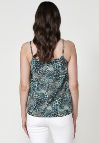 Top senza maniche con un design a stampa leopardata turchese e nera, caratterizzato da spalline sottili e una vestibilità rilassata. La vista posteriore mostra una texture liscia.