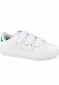 Baskets blanches avec trois bandes Velcro, détails perforés sur les côtés, accent vert au niveau du talon, et semelle en caoutchouc texturée.