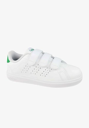 Weiße Sportschuhe mit drei Klettverschlüssen, durchlässigen Seitendetails, grünem Akzent an der Ferse und strukturiertem Gummisohle.