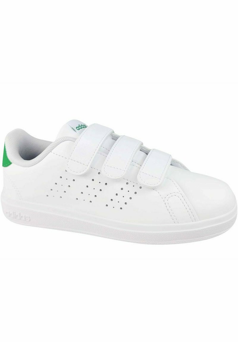 Baskets blanches avec trois bandes Velcro, détails perforés sur les côtés, accent vert au niveau du talon, et semelle en caoutchouc texturée.