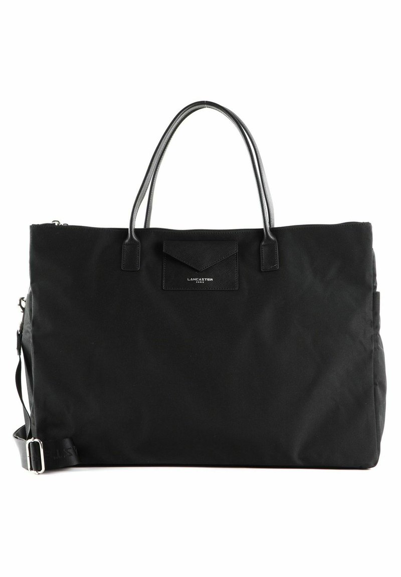 Borsa tote in tessuto nero con doppi manici in pelle, chiusura con zip e tasca frontale. Presenta una sottile trama e dettagli hardware minimi.