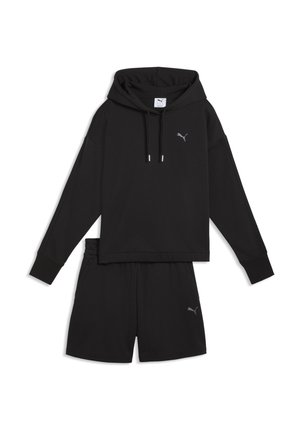 Sort Puma-hoodie med snore og matchende shorts, begge med Puma-logoen på brystet og benet.