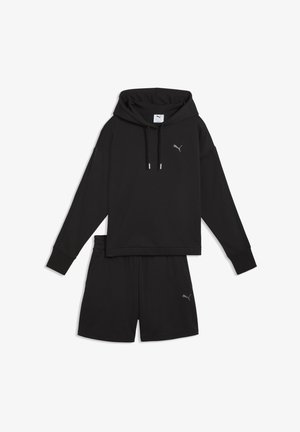 Felpa nera Puma con coulisse e shorts abbinati, entrambi con il logo Puma sul petto e sulla gamba.