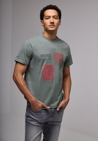 Street One MEN Triko s potiskem - grün
