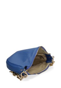 Borsa a tracolla in pelle blu con finitura testurizzata, accenti in hardware dorato e scomparto principale con cerniera. Interno di un colore più chiaro.