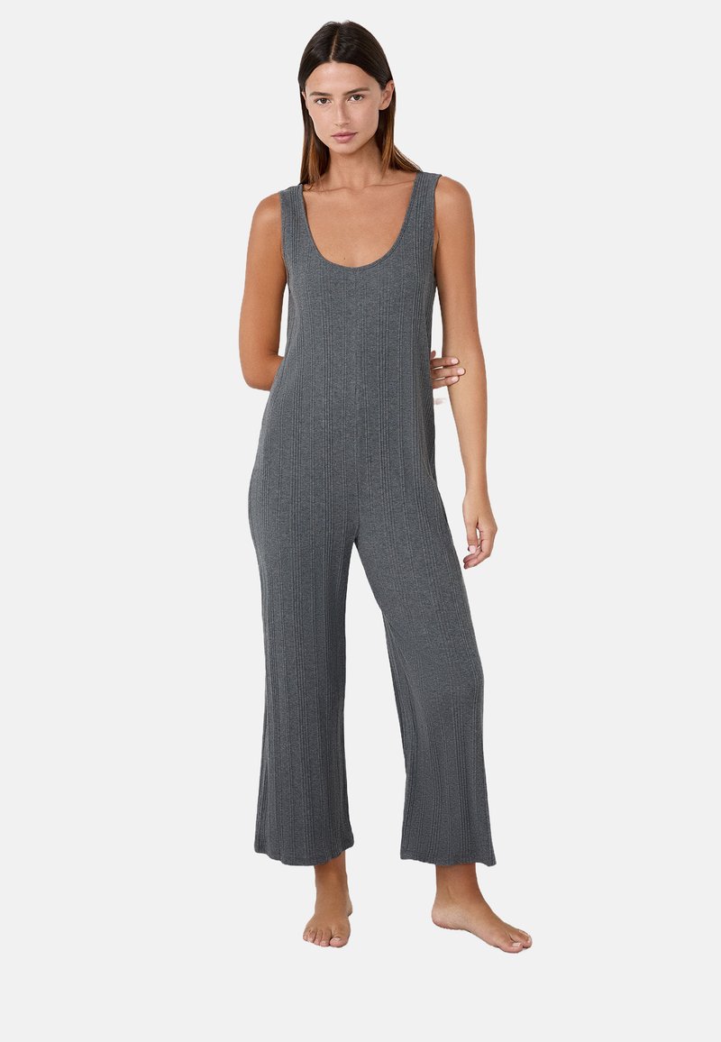 Mono gris de canalé con diseño sin mangas, piernas anchas y escote redondeado, confeccionado en una suave tela texturizada.