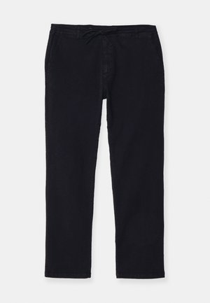 Pantalon noir en coton avec une coupe droite, taille élastique et cordon de serrage. Il dispose de poches latérales et d'un tissu doux avec une légère texture.