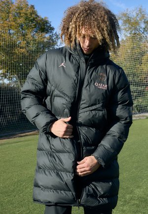 Nike Performance PARIS ST GERMAIN NIKE SF REPEL STRIKE PARKA - Vereinsmannschaften - black/rust pink
