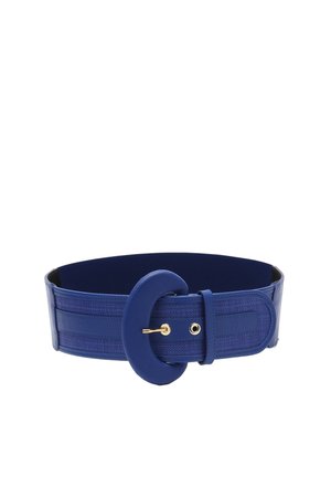 Szeroki niebieski pasek z materiału i skóry z dużą zaokrągloną klamrą i złotym zapięciem na szpilkę.