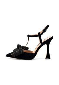 Zapato de tacón alto de ante negro con punta afilada, tira en forma de T y detalle de moño embellecido con cuentas negras en la puntera, que presenta un tacón esculpido.