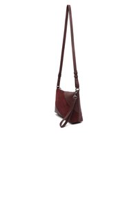 Crvena sued crossbody torba s geometrijskim dizajnom, podesivim kožnim remenom i glatkom teksturom. Ima zatvaranje na zip za sigurnost.