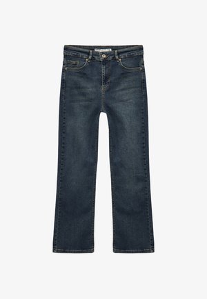 Vaqueros de mezclilla azul oscuro con corte recto, cinco bolsillos y un desgaste sutil. Presentan un cierre de botón en la parte delantera y pasadores para cinturón.