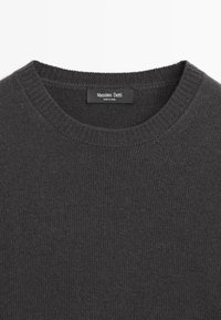 Sweter z wełny w kolorze węgla o dzianinowym splocie, z okrągłym dekoltem, prążkowanymi mankietami i dole. Metka informuje "Massimo Dutti" oraz "Wyprodukowano w Chinach."