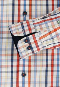 Karierter Hemd in Weiß, Rot, Blau und Gelb. Mit einem kontrastierenden marineblauen Kragen und geknöpften Manschetten mit dekorativen Knopfakzenten.