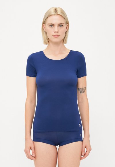 Navyblauw slim fit t-shirt met korte mouwen van zachte stof, voorzien van een ronde hals en subtiele logodetail aan de onderkant.