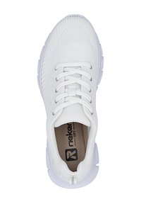 Weißer Sportschuh mit strukturiertem Mesh-Obermaterial, rundem Zehenbereich und flachen Schnürsenkeln. Verfügt über eine gepolsterte Innensohle und eine strukturierte weiße Gummisohle.