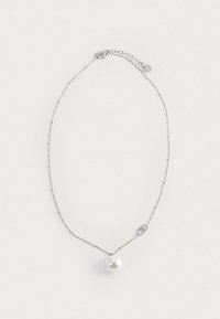 Collana d'argento con una catena allungata, caratterizzata da una singola perla bianca rotonda e una chiusura circolare con un piccolo ciondolo decorativo.