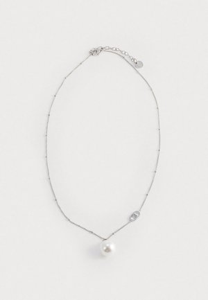 Collana d'argento con una catena allungata, caratterizzata da una singola perla bianca rotonda e una chiusura circolare con un piccolo ciondolo decorativo.