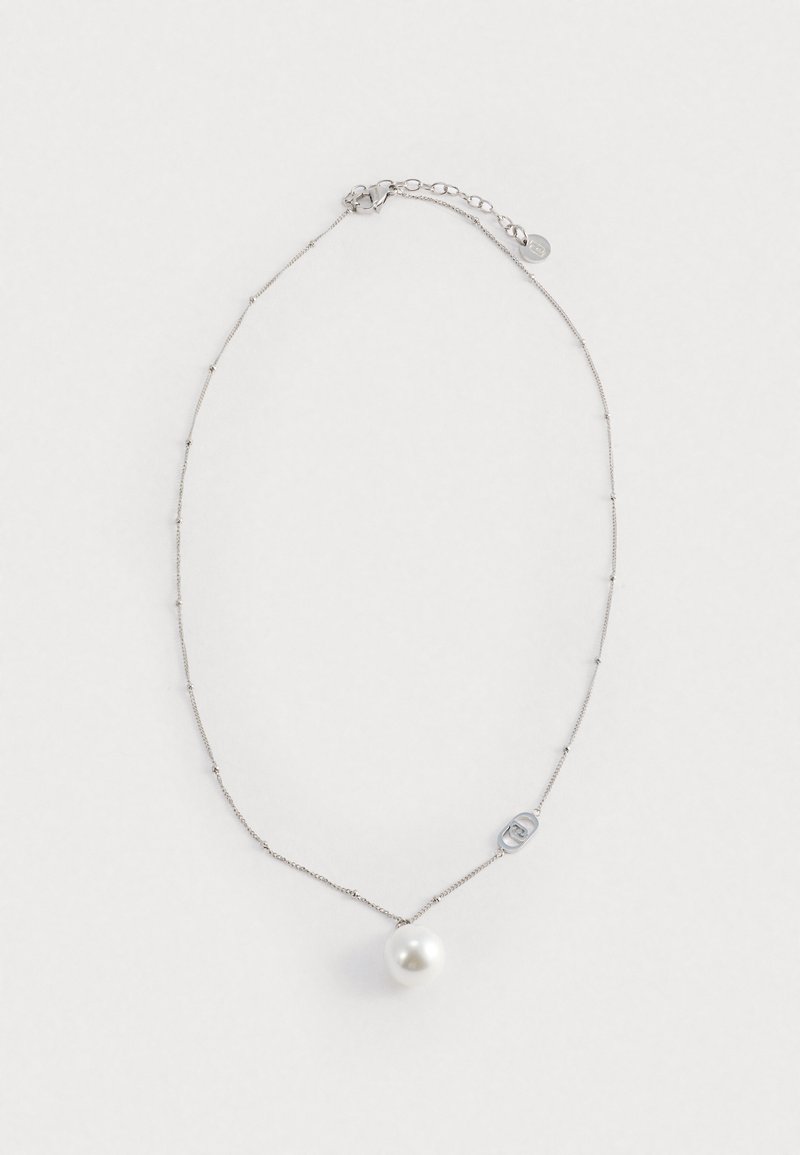 Collana d'argento con una catena allungata, caratterizzata da una singola perla bianca rotonda e una chiusura circolare con un piccolo ciondolo decorativo.