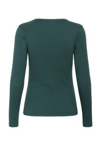 Teal krāsā garām piedurknēm ribota krekla ar apaļu apkakli aizmugures skats uz balta fona.