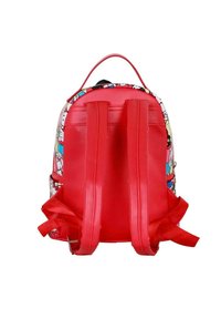 Mochila roja con correas dobles para los hombros, con un diseño de dibujos animados colorido en los laterales y un asa superior para llevarla.