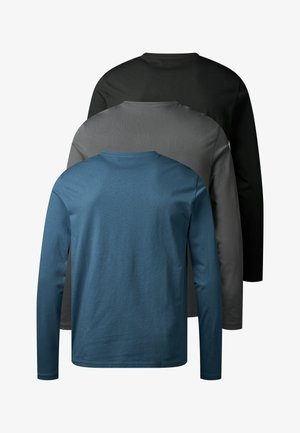Drei langärmlige T-Shirts in Blau, Grau und Schwarz mit Rundhalsausschnitten und einer glatten Baumwolloberfläche, in einer Reihe gestapelt.