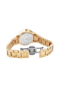 Guldtonad metallarmband klocka med ett runt boett och ett silvertonat lås. Armbandet har en bred länkdesign och en texturerad yta.