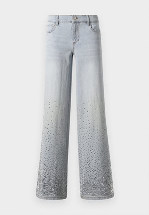 Jeans en denim bleu clair à jambe large présentant un effet ombragé progressif et embellis de clous en argent sur la moitié inférieure.