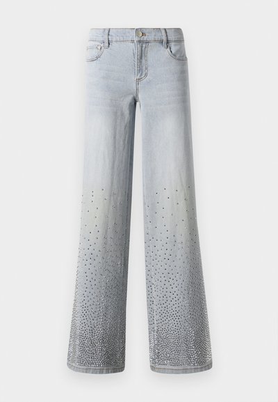 Jeans din denim cu talie lară de culoare albastru deschis, având un efect ombre gradual și ornamentați cu bolduri argintii în partea de jos.