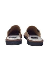 Pantofole in feltro marrone con apertura sul retro, soffici solette grigie e suola in gomma nera. Presentano una toppa con il logo sulla soletta.