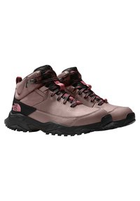 Scarpe da trekking in rosa chiaro e nero con tomaia in pelle liscia, suola in gomma e lacci decorati. Presentano una punta rinforzata e supporto alla caviglia.