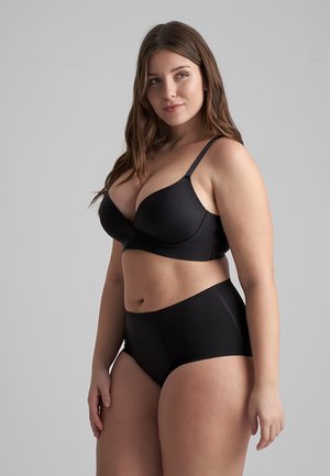 Soutien-gorge noir et culotte taille haute en matériau lisse et extensible. Le soutien-gorge présente des bretelles réglables et un design incurvé sans couture.