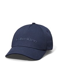 Marineblauwe honkbalcap gemaakt van textuurstof, met een gestikte "Calvin Klein" logo aan de voorkant en een gebogen klep.