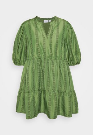 Grünes Kleid mit vertikalen Punktstreifen, V-Ausschnitt, Puffärmeln, geraffter Taille und gestuftem Rüschen-Saum.