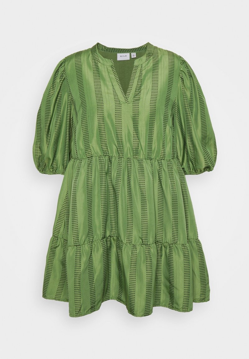 Robe verte à rayures pointillées verticales, col en V, manches bouffantes, taille froncée et ourlet à volants superposés.
